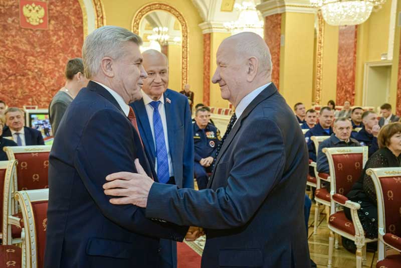 Накануне Дня Героев Отечества Евгений Солнцев вручил государственные и региональные награды жителям  области