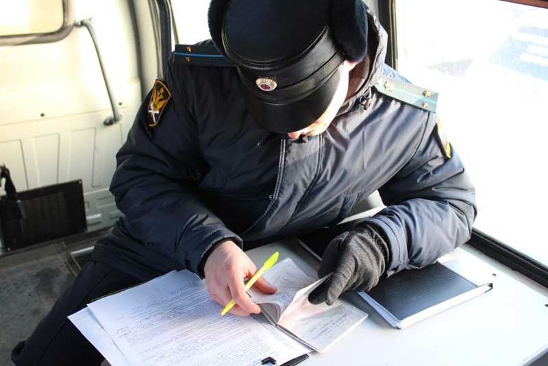 Судебные приставы области нашли уклонявшуюся от обязательных работ женщину в шкафу общежития