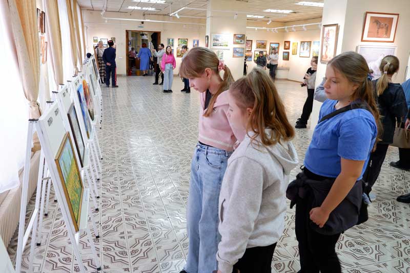 Фестиваль «Новотроицкая весна» представил художественную экспозицию сорока местных художников (0+)