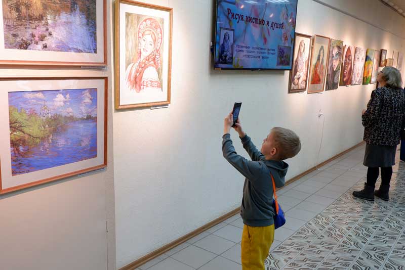 Фестиваль «Новотроицкая весна» представил художественную экспозицию сорока местных художников (0+)