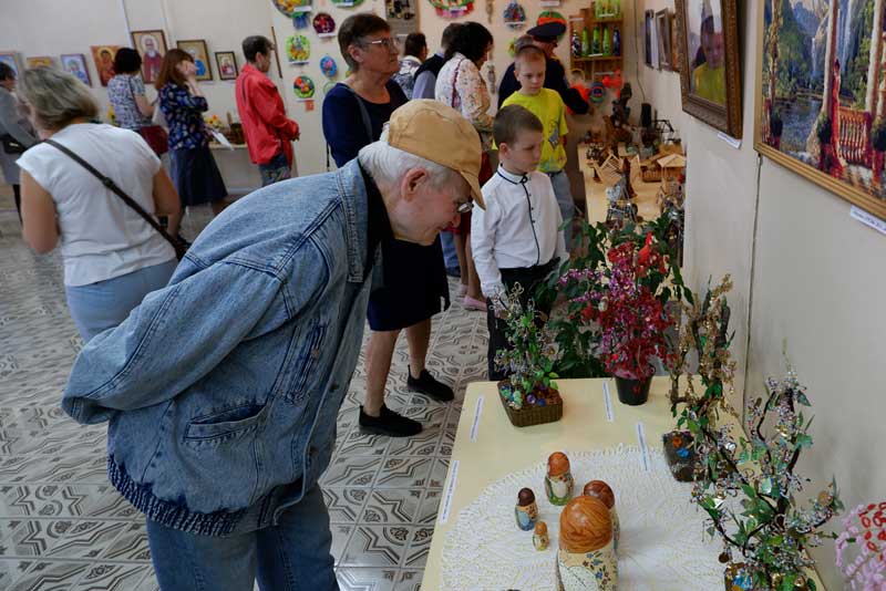 В Новотроицке открылась выставка «Пусть миром правит красота» (0+)