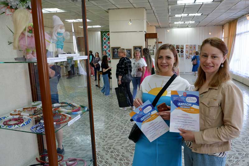 В Новотроицке открылась выставка «Пусть миром правит красота» (0+)