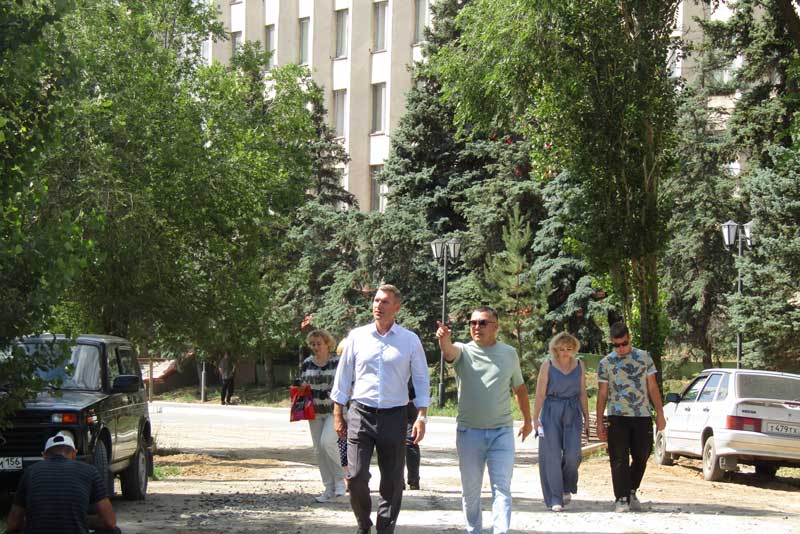 В ходе реконструкции площади перед зданием  администрации Новотроицка уже появляются контуры будущих объектов