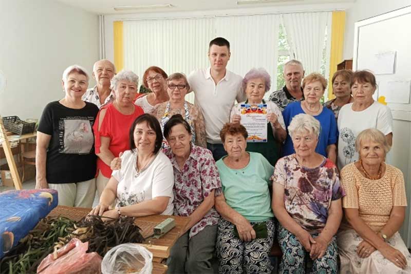 Мастерицы сообщества «Новотроицкие покрова для СВОих» встретились с бойцом, прибывшим с передовой