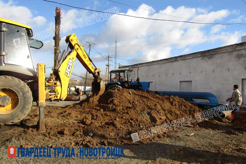 В Новотроицке завершаются работы по замене водовода на улице Советской 