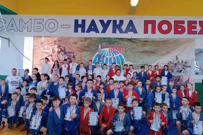 В Новотроицком клубе «Самбо-78» в честь Дня защитника Отечества провели первенство города среди юношей и девушек