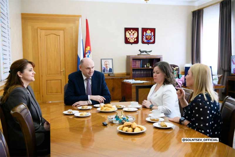 Евгений Солнцев встретился с бугурусланскими воспитателями, задержавшими вооруженного преступника