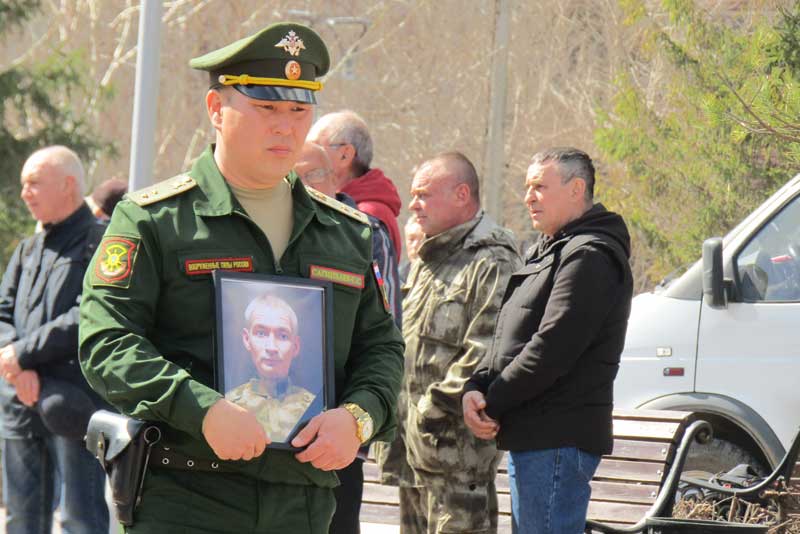 Новотройчане склонили головы в память о погибшем бойце СВО Алексее Косолапове