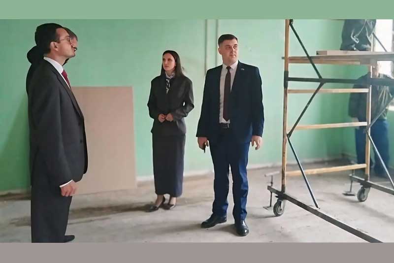 Партийный десант проверил ход ремонта круглосуточного стационара в Кувандыке