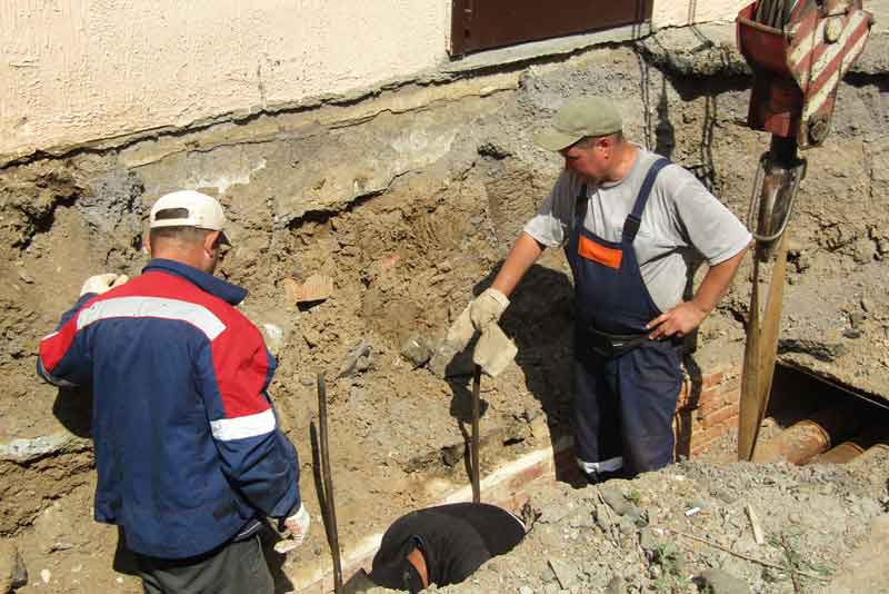 Самое время. В период отключения горячей воды коммунальщики проводили ремонтные работы