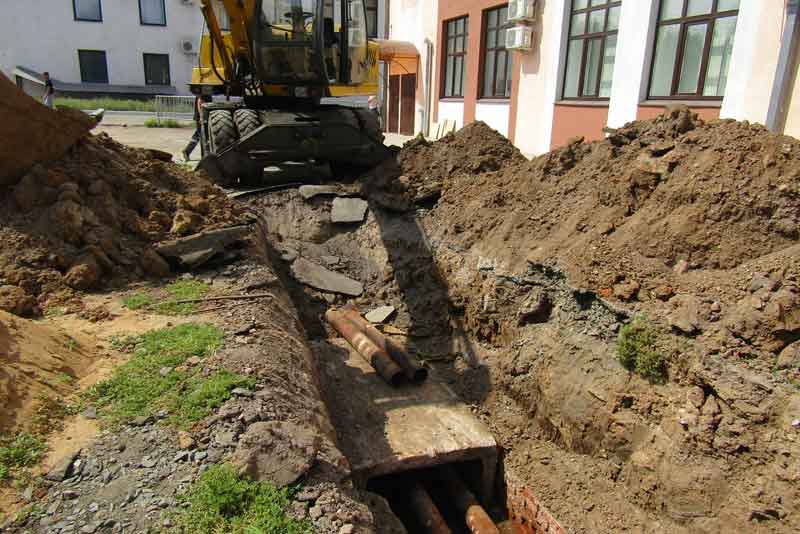 Самое время. В период отключения горячей воды коммунальщики проводили ремонтные работы