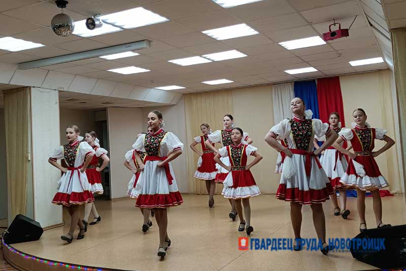 В Новотроицке судебные приставы принимали поздравления