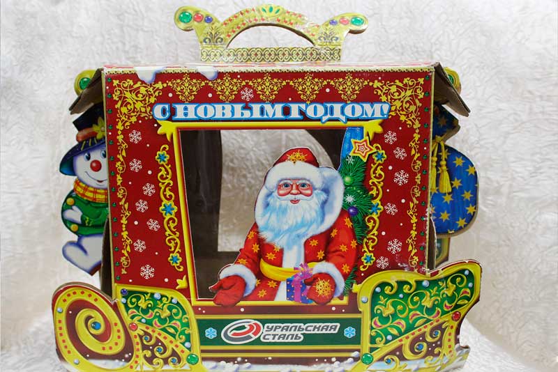 В Новотроицке музейная экспозиция рассказала о том, как в разные годы оформляли новогодние подарки