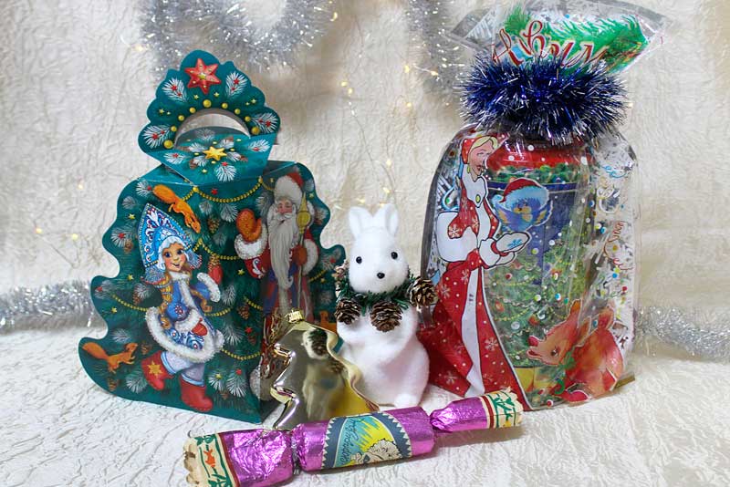 В Новотроицке музейная экспозиция рассказала о том, как в разные годы оформляли новогодние подарки