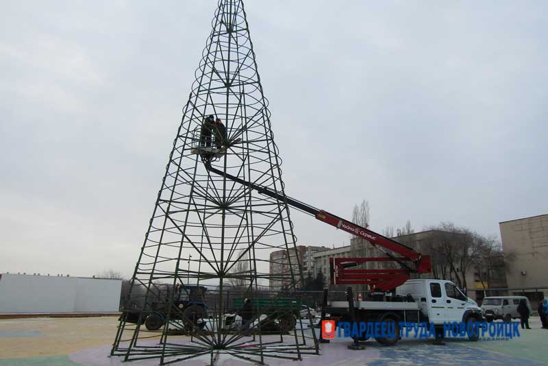 В Новотроицке устанавливают главную городскую елку