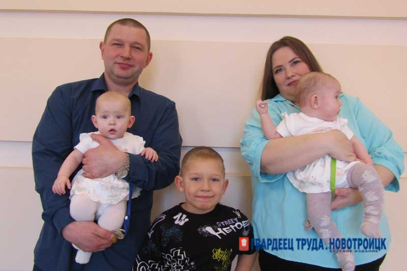 Пять новотроицких семей поздравили с пополнением
