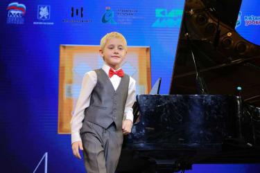 Юный пианист из Новотроицка стал лауреатом международного инклюзивного музыкального конкурса