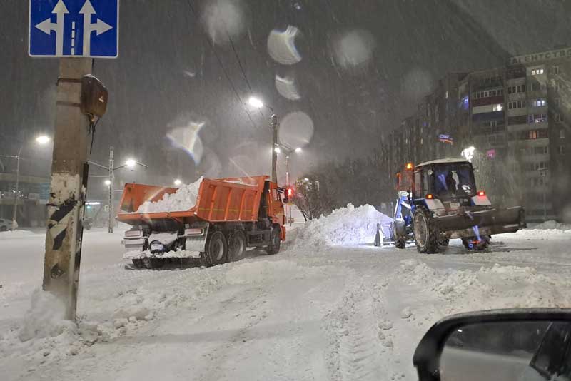 После снегопадов дворы и улицы города приводят в порядок