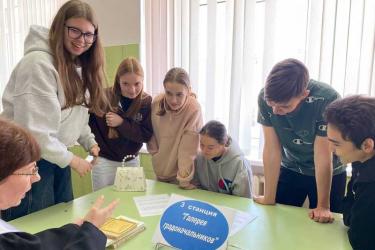 В День родной школы выпускников Новотроицкой гимназии ждал интеллектуальный марафон