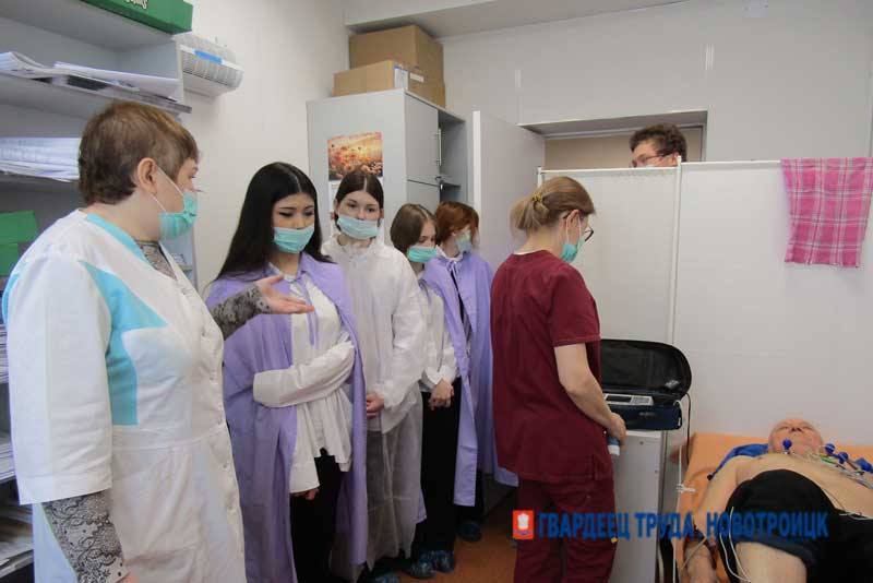 В городской больнице Новотроицка ежемесячно проводят профориентационные дни для молодежи