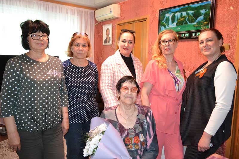 К ветеранам пришли с поздравлениями и подарками