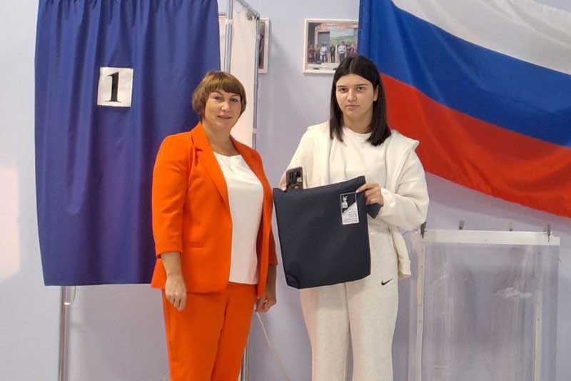 Новотройчане идут на избирательные участки семьями