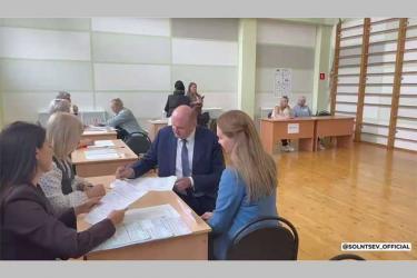 Евгений Солнцев побывал на избирательном участке вместе с семьей