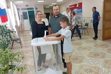 Новотройчане идут на избирательные участки семьями