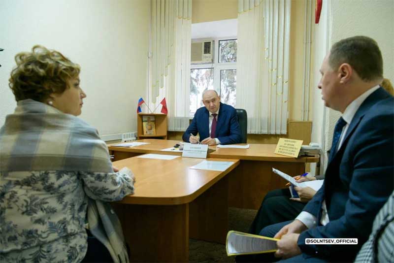 К Евгению Солнцеву обратились жители области по личным вопросам