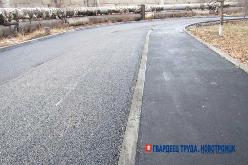 В Новотроицке на дублере улицы Железнодорожной укладывают второй слой асфальта