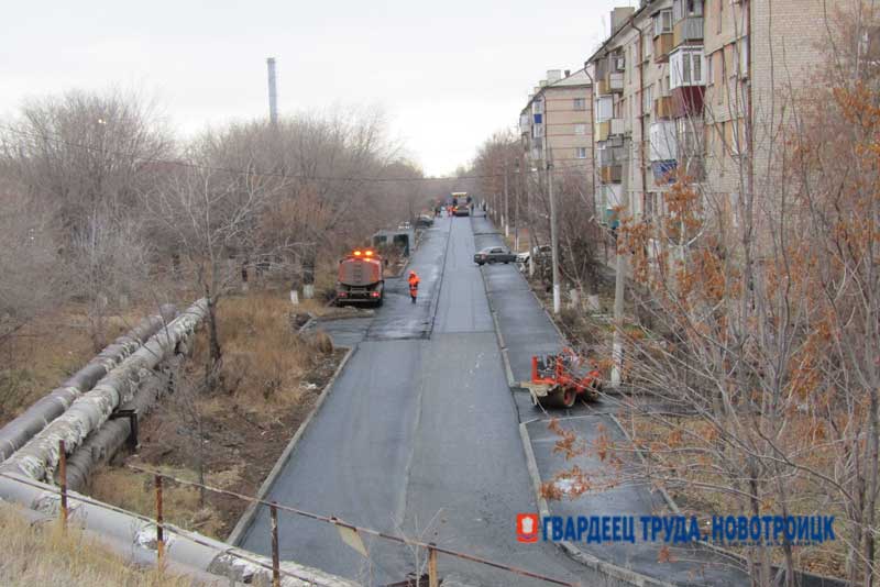 В Новотроицке на дублере улицы Железнодорожной укладывают второй слой асфальта