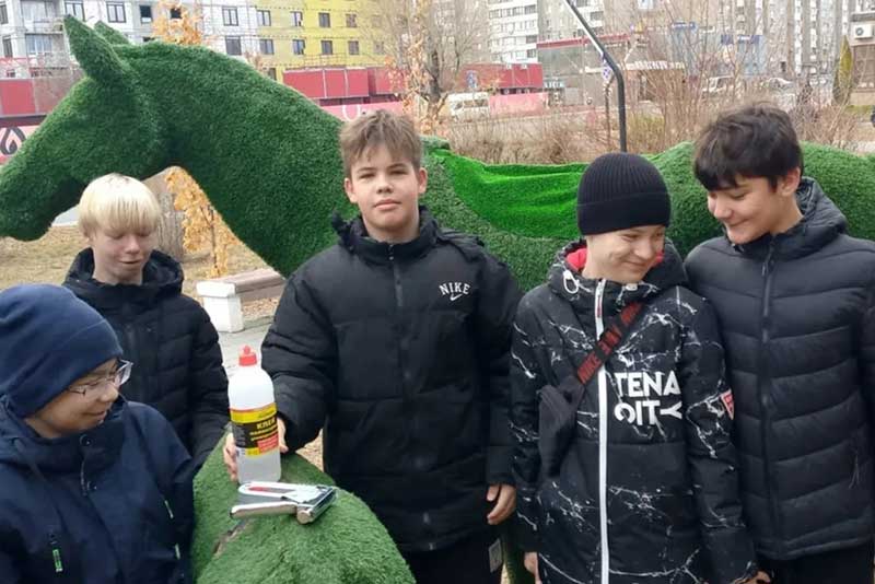 Новотроицкие гимназисты своими силами восстановили  арт-объект в сквере имени Ю.Гагарина