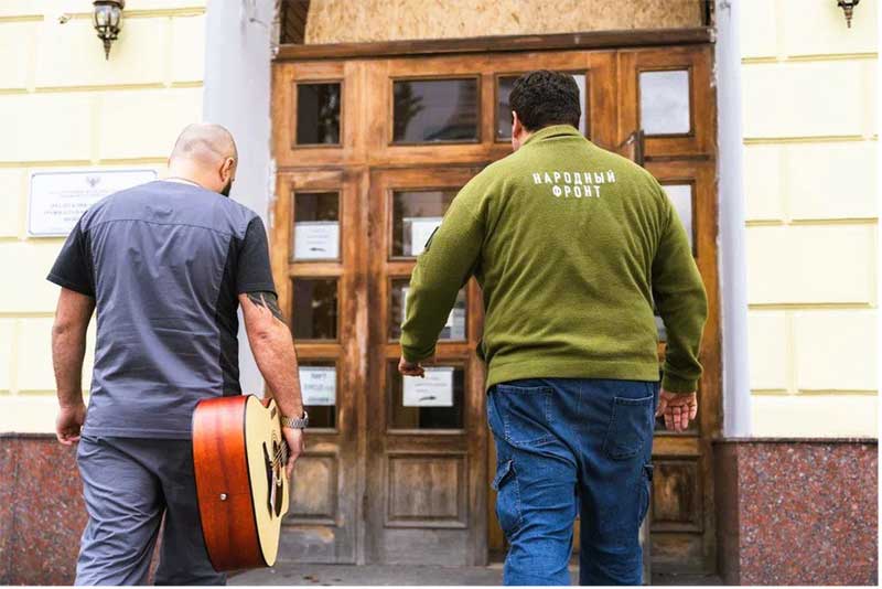 Гитара из рук Евгения Солнцева: губернатор Оренбуржья принял участие в акции в поддержку СВО