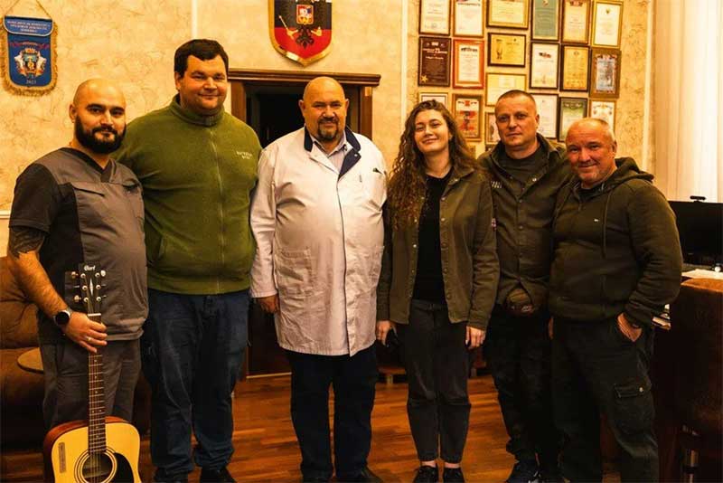 Гитара из рук Евгения Солнцева: губернатор Оренбуржья принял участие в акции в поддержку СВО