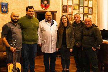 Гитара из рук Евгения Солнцева: губернатор Оренбуржья принял участие в акции в поддержку СВО