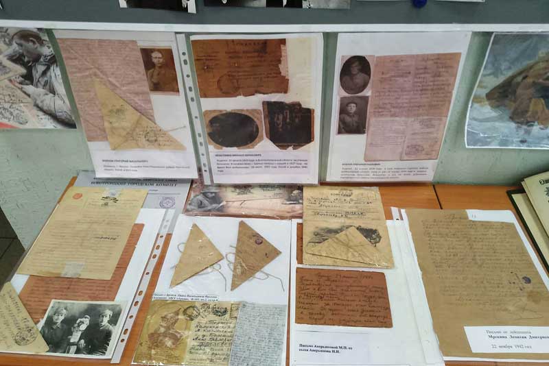 Новотроицкие архивисты представили выставку архивных документов «Поклонимся великим тем годам…»
