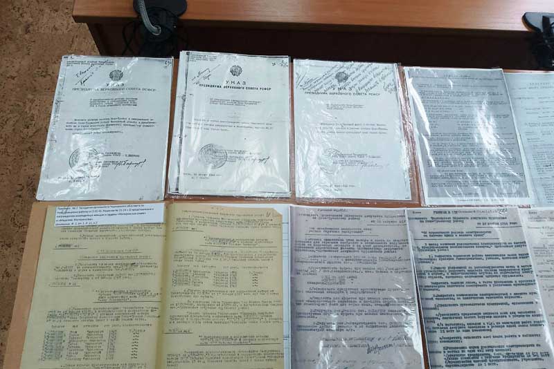 Новотроицкие архивисты представили выставку архивных документов «Поклонимся великим тем годам…»