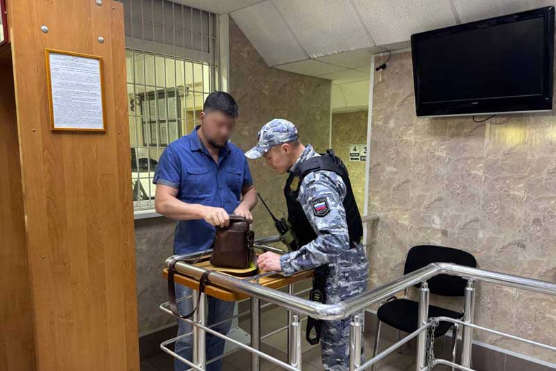Судебные приставы Оренбуржья пресекли около 700 попыток пронести запрещённые предметы в здания судов