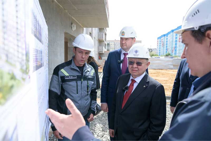 Сегодня врио губернатора Оренбуржья Е.Солнцев в Орске работал с Министром строительства и жилищно-коммунального хозяйства РФ Иреком Файзуллиным
