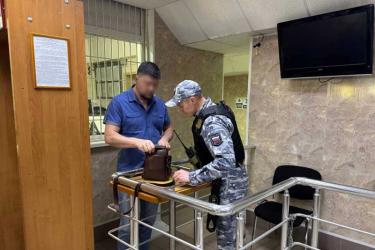 Судебные приставы Оренбуржья пресекли около 700 попыток пронести запрещённые предметы в здания судов