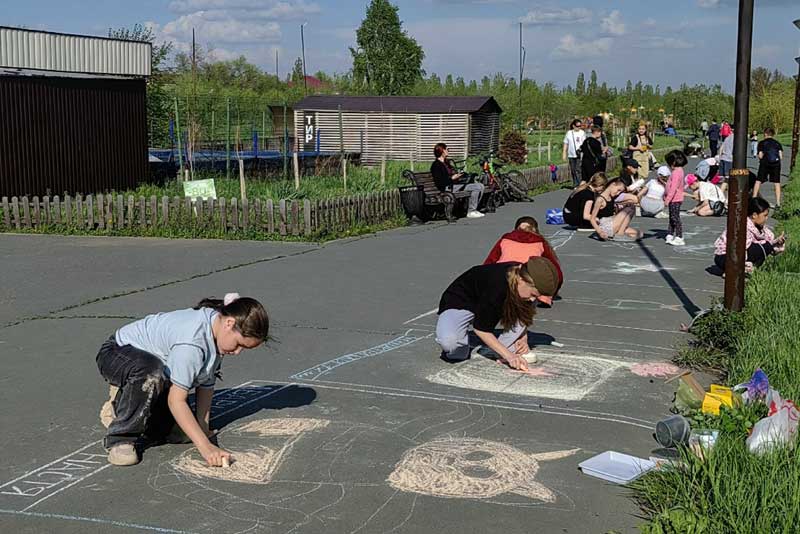 В Новотроицке юные художники стали участниками городского конкурса рисунков на асфальте