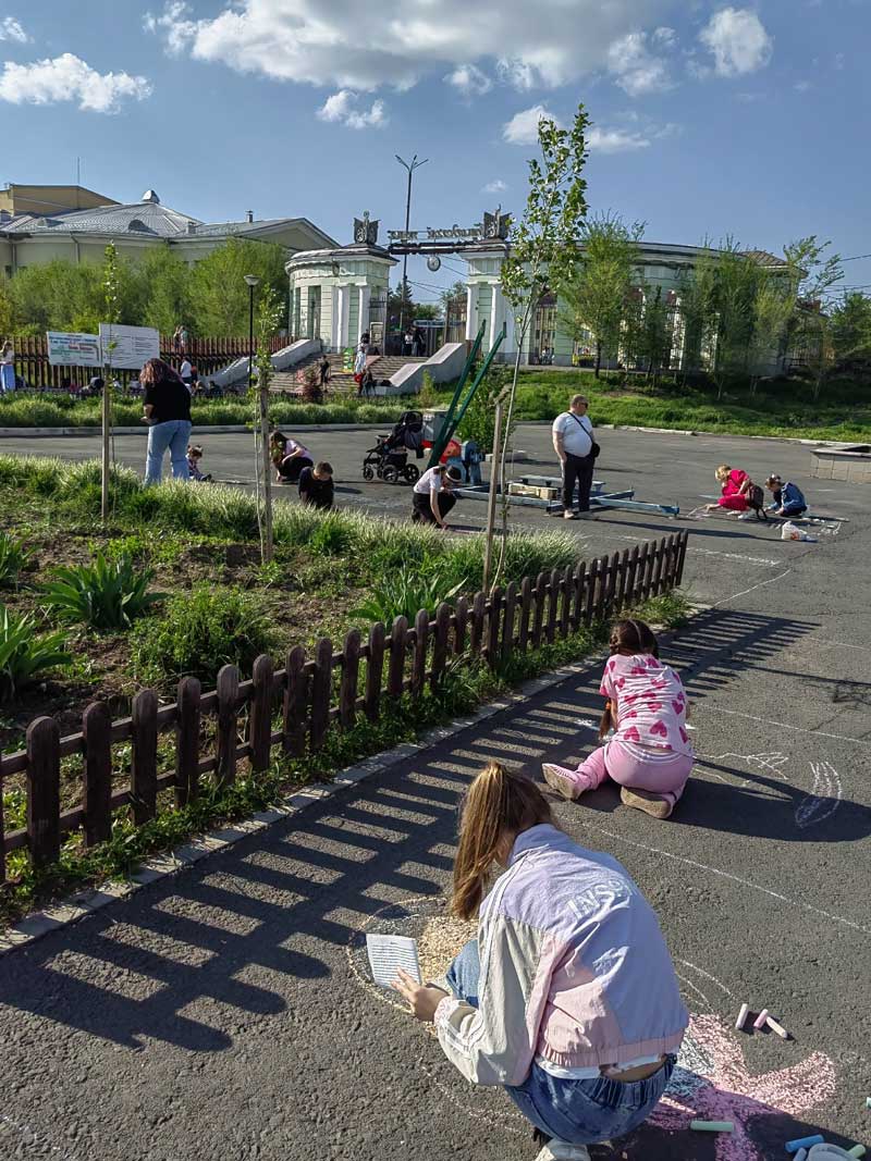 В Новотроицке юные художники стали участниками городского конкурса рисунков на асфальте