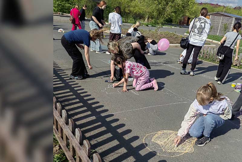 В Новотроицке юные художники стали участниками городского конкурса рисунков на асфальте