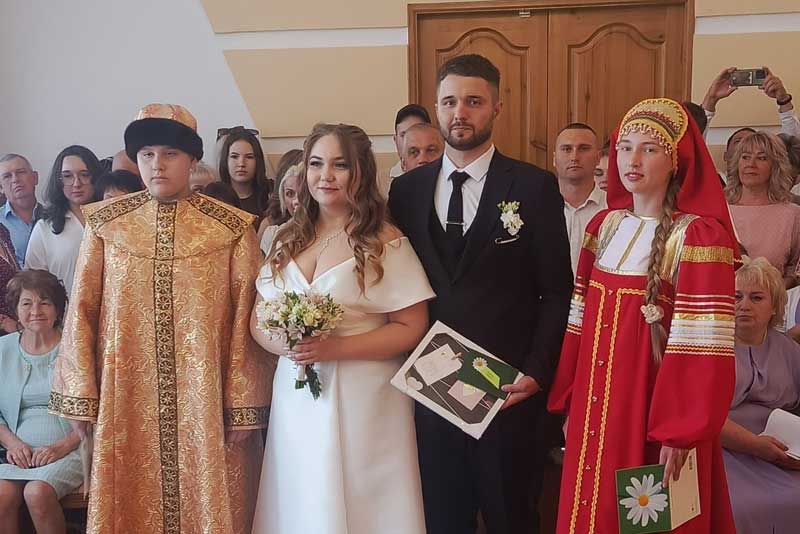 В Новотроицком отделе ЗАГС весь июль проходит под знаком Дня семьи, любви и верности