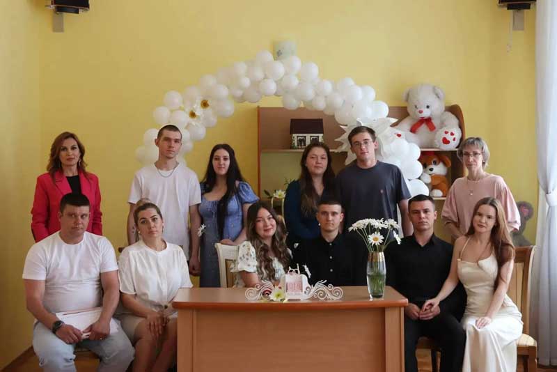 В Новотроицком отделе ЗАГС весь июль проходит под знаком Дня семьи, любви и верности
