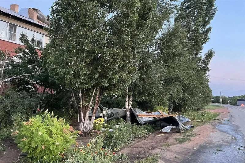 Новоорск пострадал  от ураганного ветра, обрушившегося на поселок