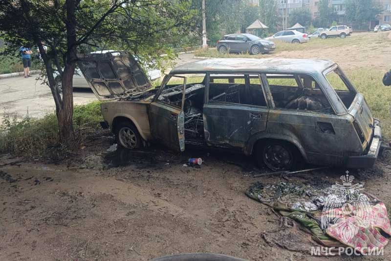 В Новотроицке во дворе жилого дома сгорел автомобиль