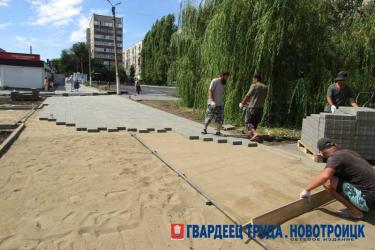 В Новотроицке на реконструкции каскада аллей приступили к  монтажу покрытия в пешеходной зоне