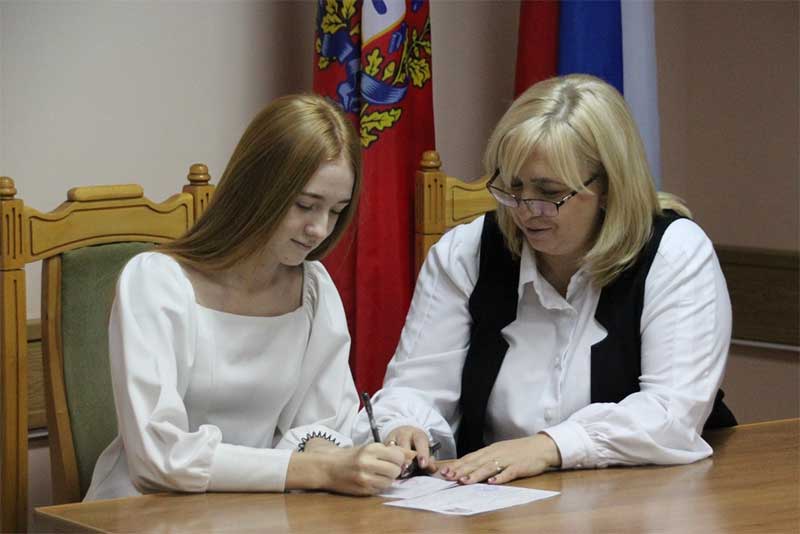 Десять юных новотройчан получили первые паспорта в День Конституции России