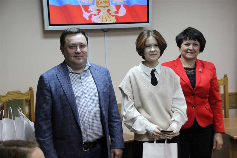 Десять юных новотройчан получили первые паспорта в День Конституции России